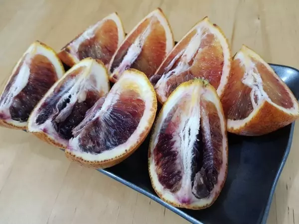 好市多賣發黴柳丁?切開看「果肉黑到發紫」網驚不敢吃,釣出饕客「簡直挖到寶了」對女生的身體很好,還可以美白