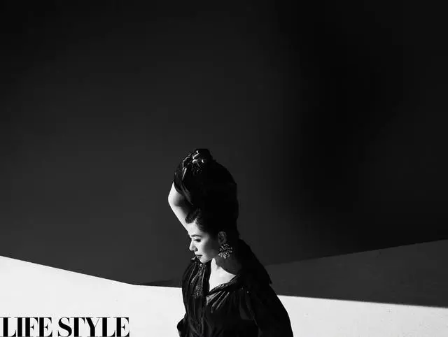 美了一輩子的女人!59歲鍾楚紅「拍雜誌封面」太驚艷,一個皺紋都優雅!