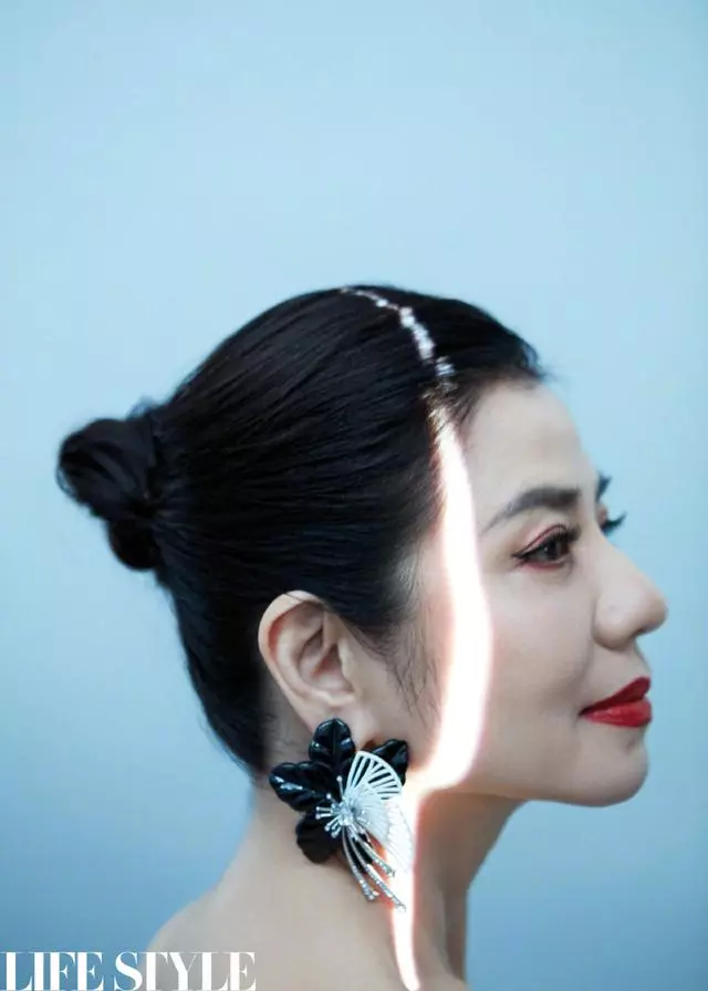 美了一輩子的女人!59歲鍾楚紅「拍雜誌封面」太驚艷,一個皺紋都優雅!
