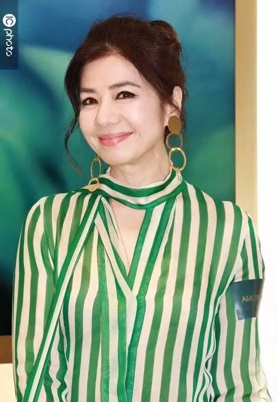 美了一輩子的女人!59歲鍾楚紅「拍雜誌封面」太驚艷,一個皺紋都優雅!