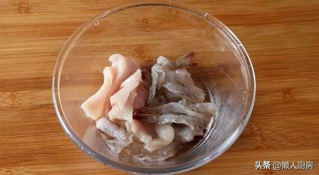 芹菜木耳燴雙鮮的做法,雞肉和蝦肉又鮮又嫩