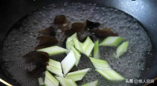 芹菜木耳燴雙鮮的做法,雞肉和蝦肉又鮮又嫩