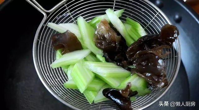 芹菜木耳燴雙鮮的做法,雞肉和蝦肉又鮮又嫩