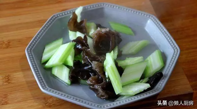 芹菜木耳燴雙鮮的做法,雞肉和蝦肉又鮮又嫩