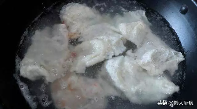芹菜木耳燴雙鮮的做法,雞肉和蝦肉又鮮又嫩