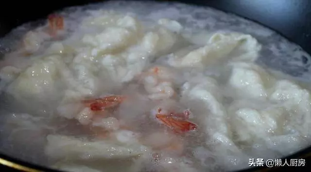 芹菜木耳燴雙鮮的做法,雞肉和蝦肉又鮮又嫩