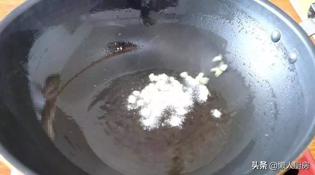 芹菜木耳燴雙鮮的做法,雞肉和蝦肉又鮮又嫩
