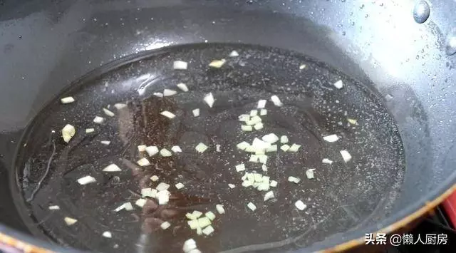 芹菜木耳燴雙鮮的做法,雞肉和蝦肉又鮮又嫩