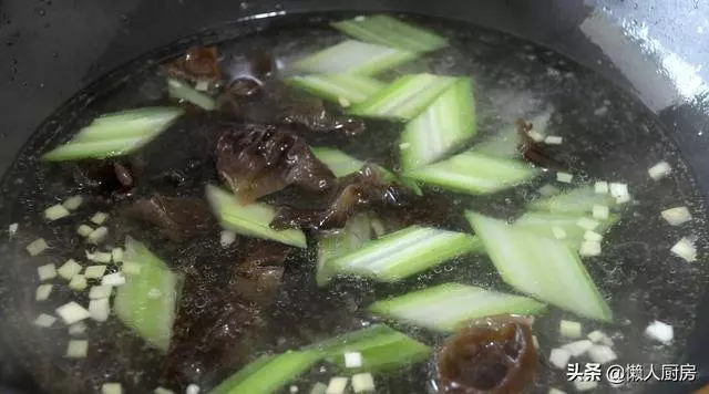 芹菜木耳燴雙鮮的做法,雞肉和蝦肉又鮮又嫩