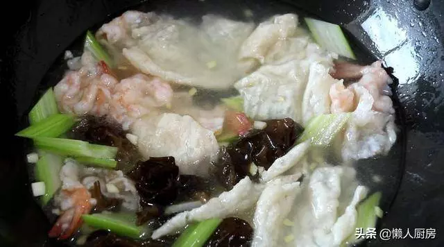 芹菜木耳燴雙鮮的做法,雞肉和蝦肉又鮮又嫩