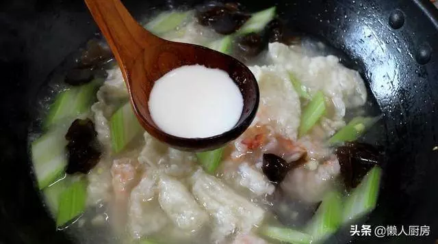 芹菜木耳燴雙鮮的做法,雞肉和蝦肉又鮮又嫩