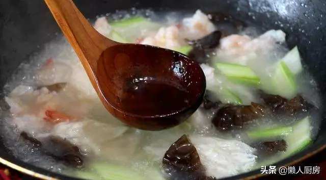 芹菜木耳燴雙鮮的做法,雞肉和蝦肉又鮮又嫩