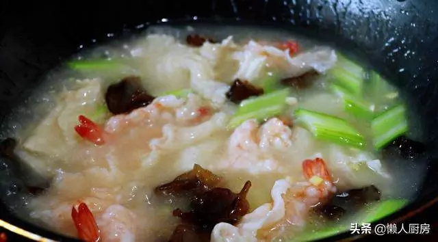 芹菜木耳燴雙鮮的做法,雞肉和蝦肉又鮮又嫩