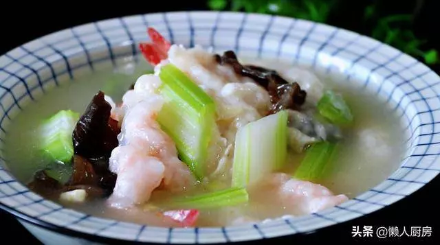 芹菜木耳燴雙鮮的做法,雞肉和蝦肉又鮮又嫩