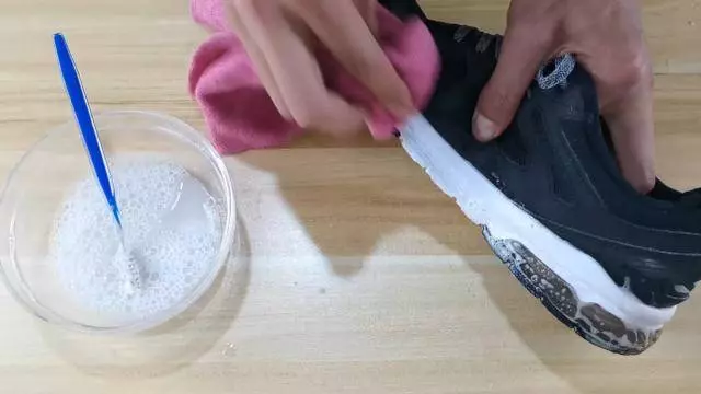 白鞋好看難清洗?教你一招方法簡單,洗完乾淨不變形