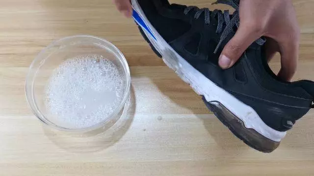 白鞋好看難清洗?教你一招方法簡單,洗完乾淨不變形