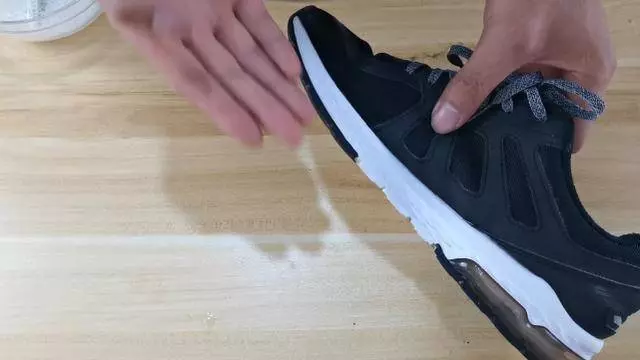 白鞋好看難清洗?教你一招方法簡單,洗完乾淨不變形