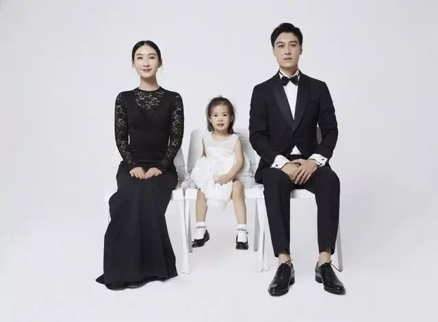 《甄嬛傳》安陵容「全家福曝光」!戲外溫柔賢妻近照美翻,「一家三口高顏值」3歲女兒大眼長相隨媽媽!