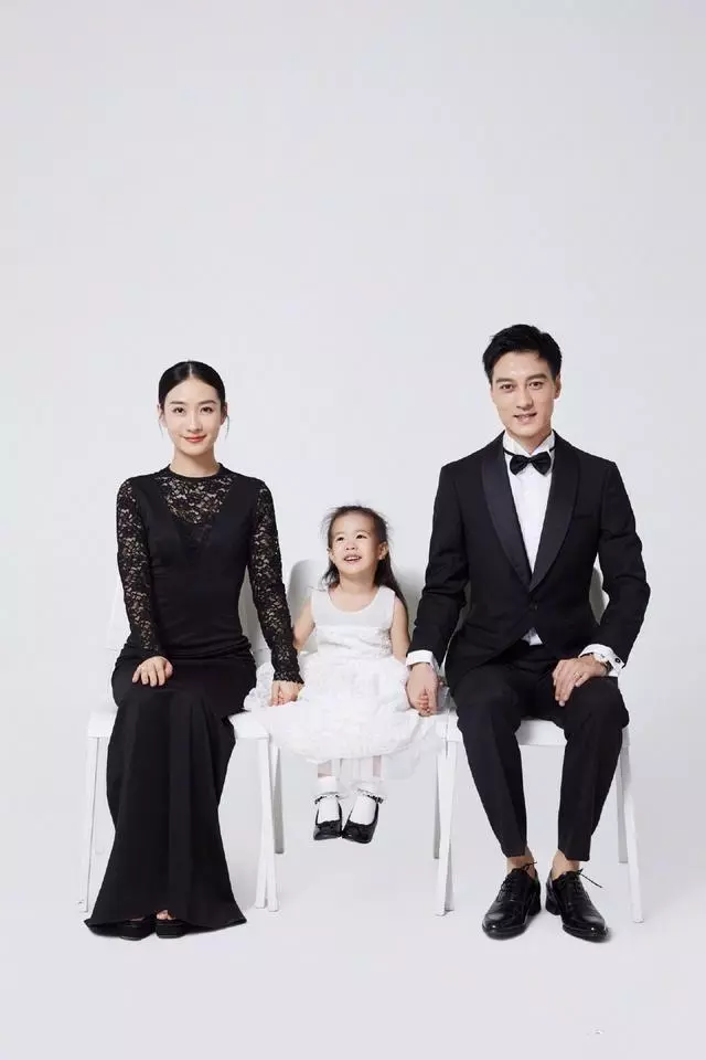 《甄嬛傳》安陵容「全家福曝光」!戲外溫柔賢妻近照美翻,「一家三口高顏值」3歲女兒大眼長相隨媽媽!