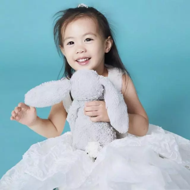 《甄嬛傳》安陵容「全家福曝光」!戲外溫柔賢妻近照美翻,「一家三口高顏值」3歲女兒大眼長相隨媽媽!