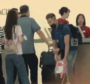 天王變女兒奴!53歲郭富城「帶妻小遊台北」岳父母隨行,「化身人型鞦韆逗愛女」時刻盯著看!