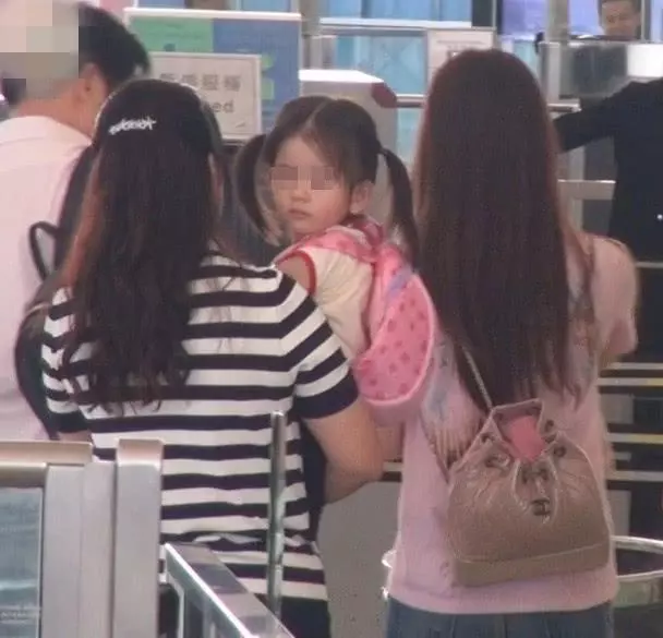 天王變女兒奴!53歲郭富城「帶妻小遊台北」岳父母隨行,「化身人型鞦韆逗愛女」時刻盯著看!