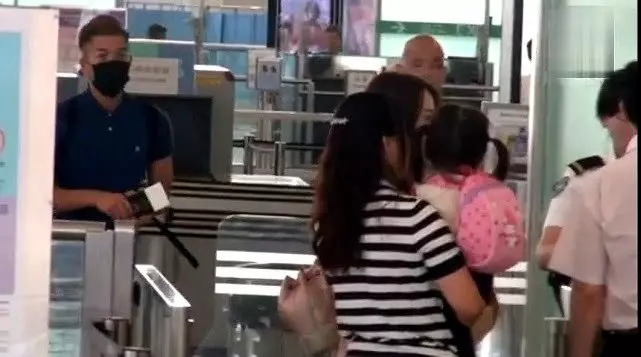 天王變女兒奴!53歲郭富城「帶妻小遊台北」岳父母隨行,「化身人型鞦韆逗愛女」時刻盯著看!