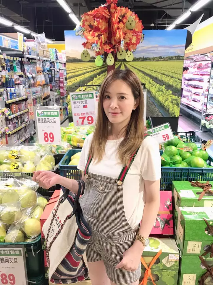 被爆懷孕?劉真曬全身照洩「微凸肚皮」疑再添新成員,「本人回應了」粉絲敲碗:趕快再生第二胎!