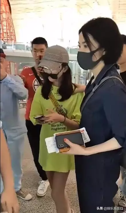 50歲王菲現身機場,13歲女兒用墨鏡擋住嘴巴,網友感慨:王菲是好母親,也是好女人~~