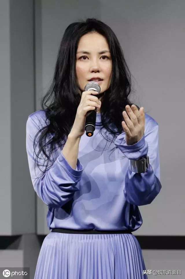 50歲王菲現身機場,13歲女兒用墨鏡擋住嘴巴,網友感慨:王菲是好母親,也是好女人~~
