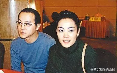 50歲王菲現身機場,13歲女兒用墨鏡擋住嘴巴,網友感慨:王菲是好母親,也是好女人~~