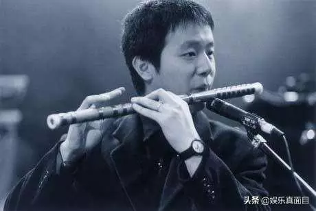 50歲王菲現身機場,13歲女兒用墨鏡擋住嘴巴,網友感慨:王菲是好母親,也是好女人~~