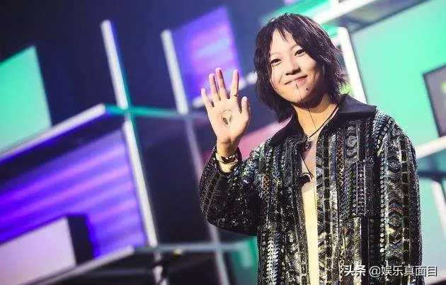 50歲王菲現身機場,13歲女兒用墨鏡擋住嘴巴,網友感慨:王菲是好母親,也是好女人~~