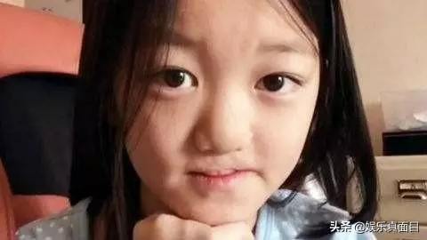 50歲王菲現身機場,13歲女兒用墨鏡擋住嘴巴,網友感慨:王菲是好母親,也是好女人~~