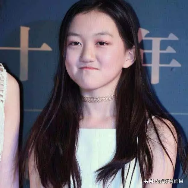 50歲王菲現身機場,13歲女兒用墨鏡擋住嘴巴,網友感慨:王菲是好母親,也是好女人~~