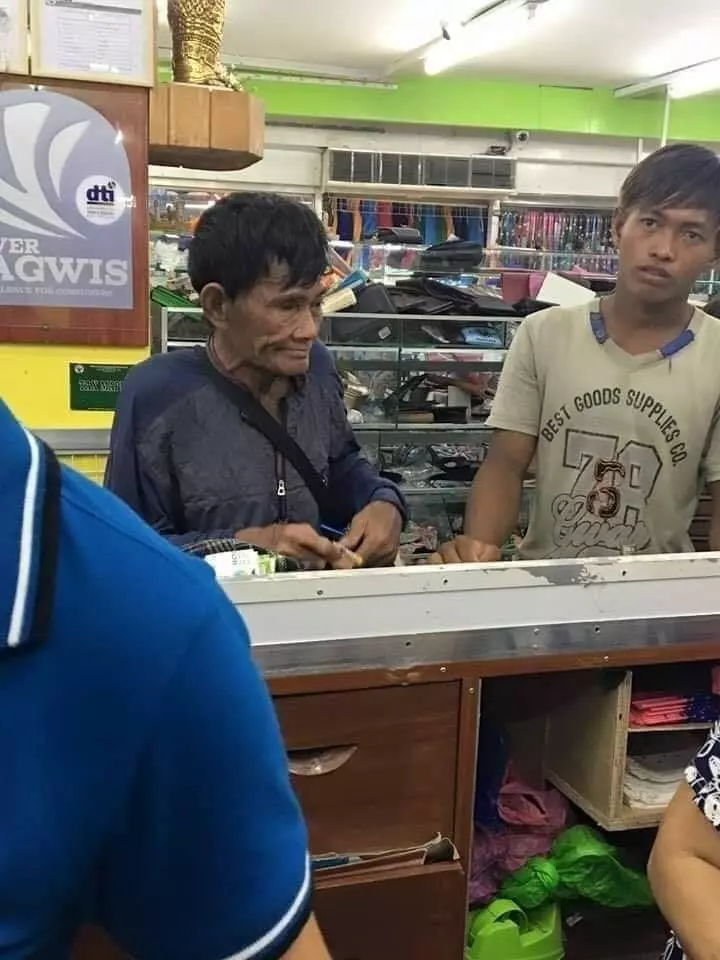 抱一大箱零錢…窮爸為兒買新鞋 低頭猛數還道歉:數目一定夠