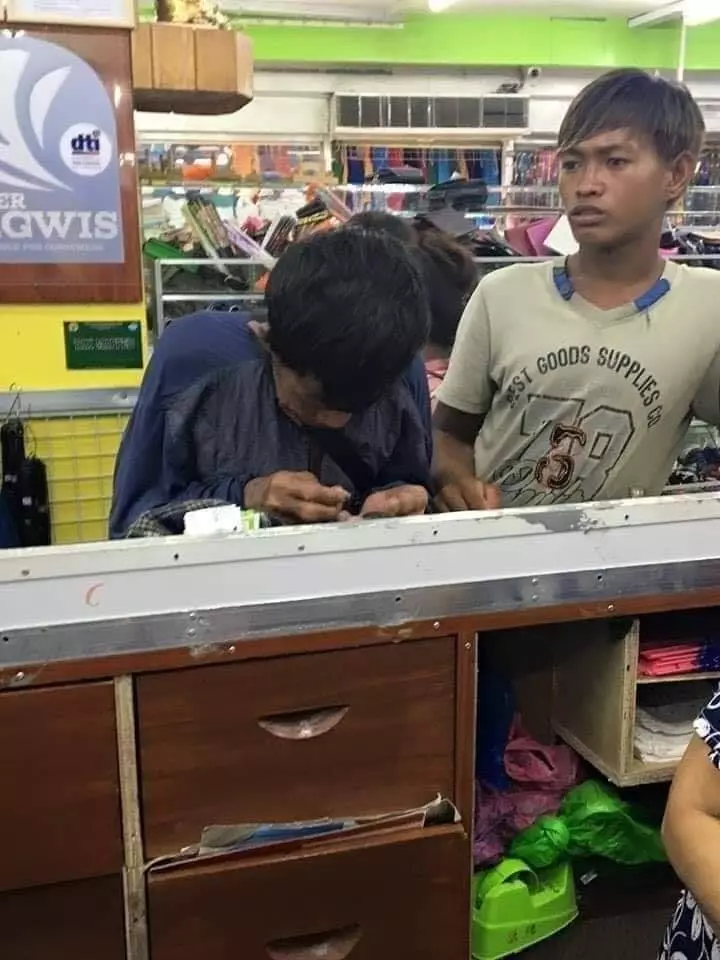 抱一大箱零錢…窮爸為兒買新鞋 低頭猛數還道歉:數目一定夠