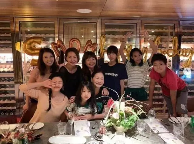 大小S凍齡同框!「42歲大S仙氣爆表」歡慶母親65大壽 「汪小菲豪開盛宴」卻未出席岳母生日