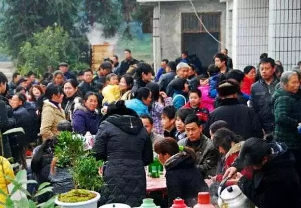 妯娌二胎生了兒子,滿月酒擺了12桌,婆婆卻哭成淚人,我拍手叫好