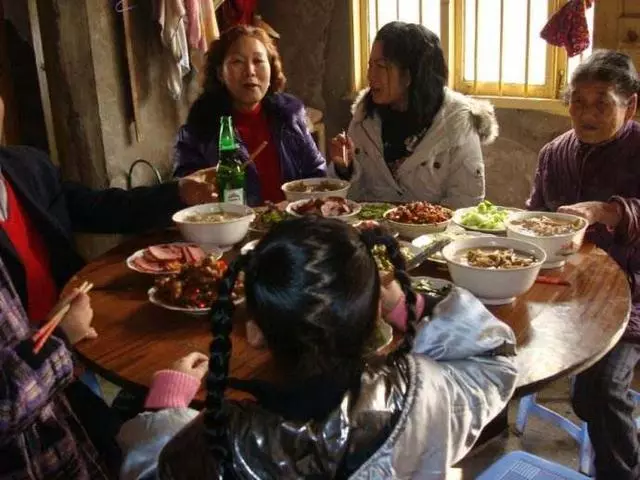 妯娌二胎生了兒子,滿月酒擺了12桌,婆婆卻哭成淚人,我拍手叫好