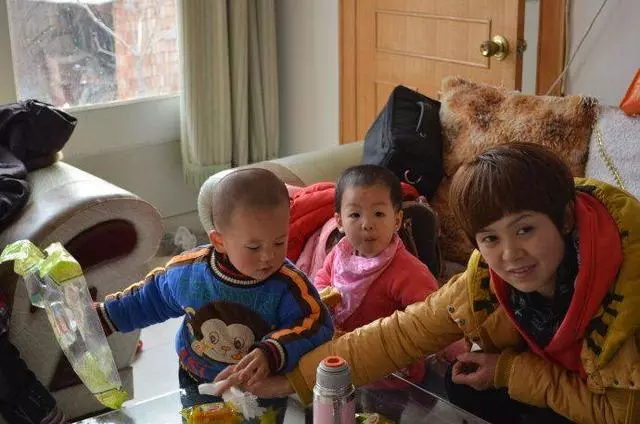 妯娌二胎生了兒子,滿月酒擺了12桌,婆婆卻哭成淚人,我拍手叫好