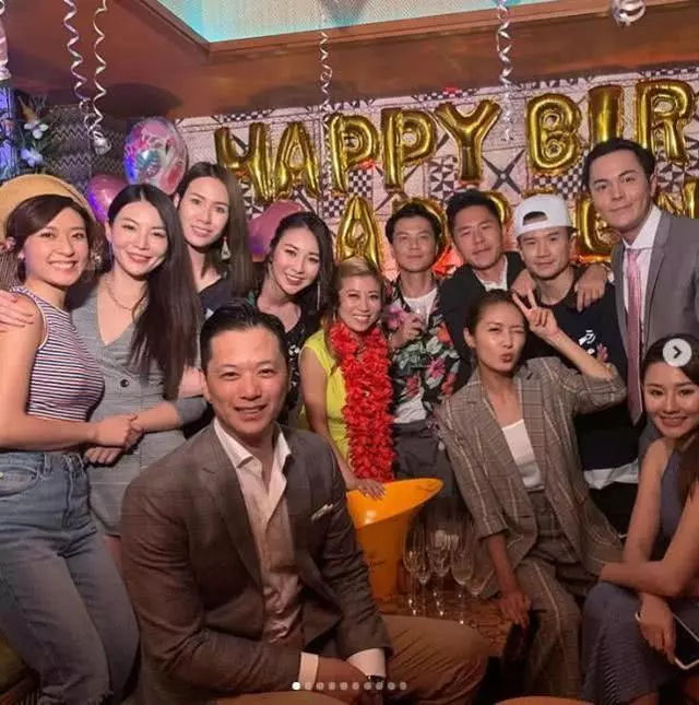 胡杏兒為39歲小姑慶生,奕霆寶寶吹蠟燭似壽星,看見蛋糕就發呆