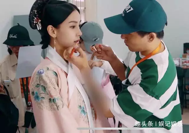 baby首次挑戰清宮造型!穿花盆底走不穩,搭戲馮紹峰「正面照」爆光:不輸楊冪