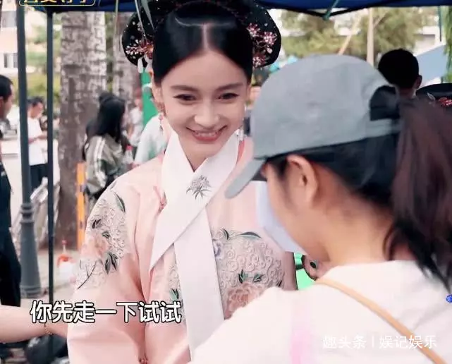 baby首次挑戰清宮造型!穿花盆底走不穩,搭戲馮紹峰「正面照」爆光:不輸楊冪