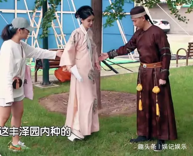 baby首次挑戰清宮造型!穿花盆底走不穩,搭戲馮紹峰「正面照」爆光:不輸楊冪
