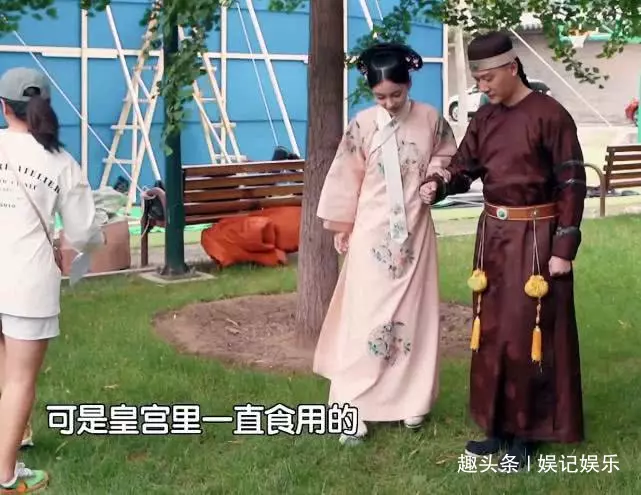 baby首次挑戰清宮造型!穿花盆底走不穩,搭戲馮紹峰「正面照」爆光:不輸楊冪