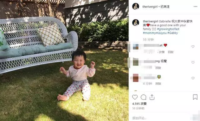 李亞男中秋節曬女兒萌照,天韻坐草地燦笑如花越長越像媽媽