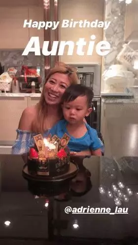 胡杏兒為39歲小姑慶生,奕霆寶寶吹蠟燭似壽星,看見蛋糕就發呆