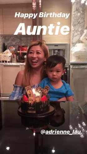 胡杏兒為39歲小姑慶生,奕霆寶寶吹蠟燭似壽星,看見蛋糕就發呆