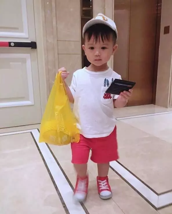 胡杏兒為39歲小姑慶生,奕霆寶寶吹蠟燭似壽星,看見蛋糕就發呆